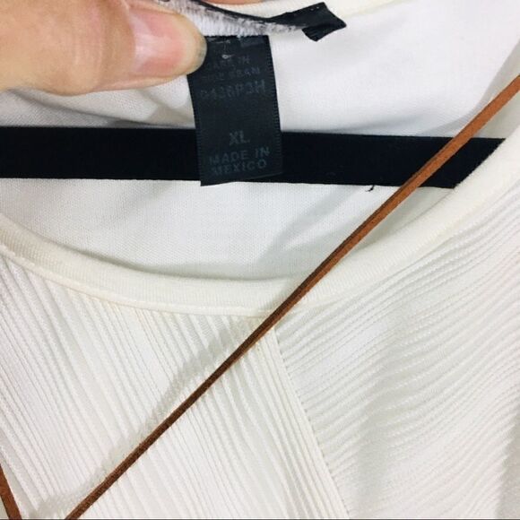 Cream colored ribbed tunic top B-Design XL 3/4 sleeved attached necklace - Picture 2 of 7